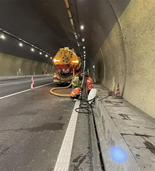 和龙隧道排水渠清淤